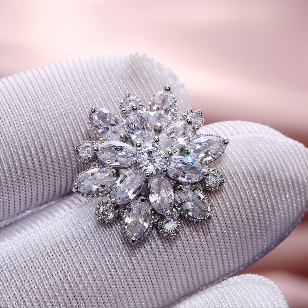 New Women’s 925 Silver Romantic Flower Diamond Stud Earrings - Picture 6 of 8